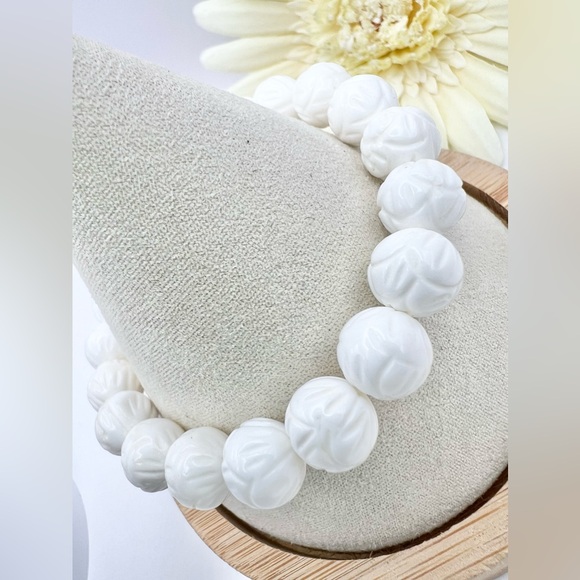 WHITE CARVED CORAL BRACELET - Picture 4 of 7